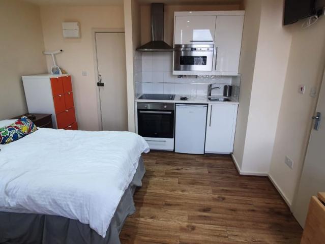 High Road, Willesden Green NW10, Studio to rent, £1,395 pcm | PrimeLocation