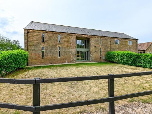 High Road, Tilney Cum Islington. 5 bed barn conversion to rent £2,400 pcm £554 pw