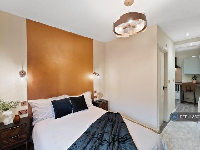 High St, Nottingham, NG15 1 bed in a house share to rent £850 pcm £196 pw
