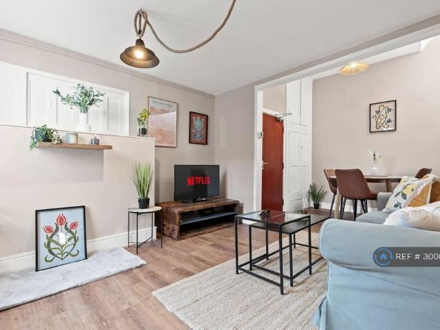 High St, Oxford, OX1 2 bed flat to rent £4,650 pcm £1,073 pw
