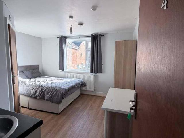 High St, Brierley Hill, DY5 5 bed house to rent £2,600 pcm £600 pw