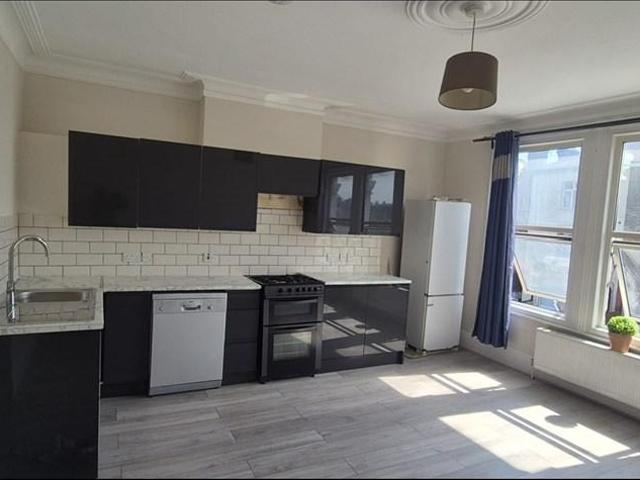 High St Colliers Wood, London, SW19 2 bed flat to rent £2,000 pcm £462 pw