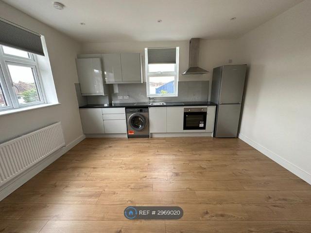 High St, Edgware HA8, 2 bed flat to rent, £1,700 pcm | PrimeLocation