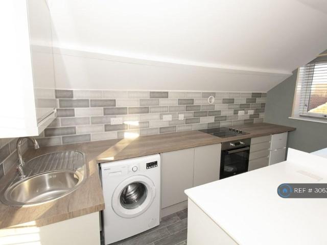 High St, Leeds, LS25 1 bed flat to rent £795 pcm £183 pw