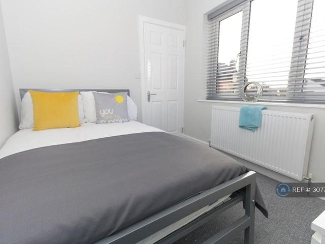 High St, Leeds, LS25 1 bed flat to rent £795 pcm £183 pw