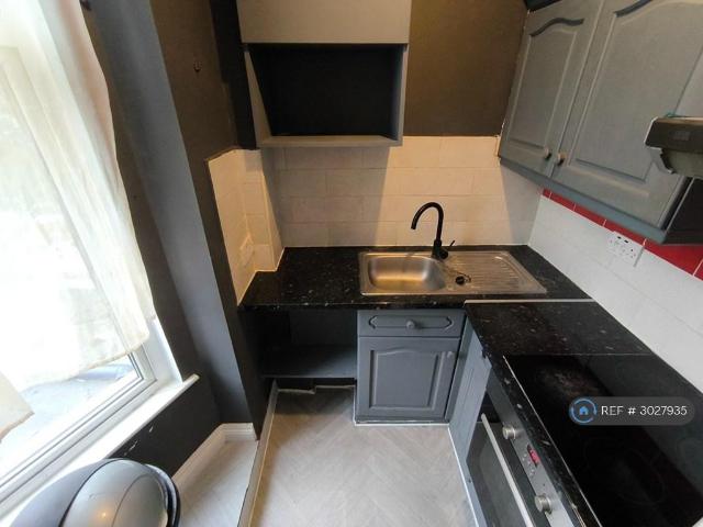 High St, London, W3 Studio to rent £1,119 pcm £258 pw