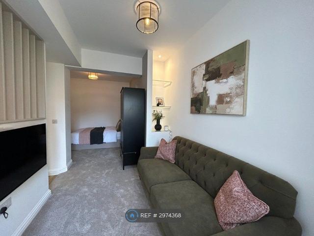 High St, Rushden NN10, Studio to rent, £1,275 pcm | PrimeLocation
