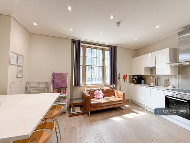 High St, Reading, RG1 2 bed flat to rent £1,600 pcm £369 pw