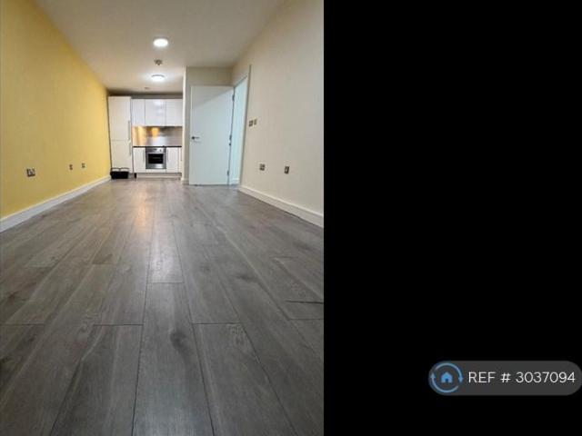 High St, Slough, SL1 2 bed flat to rent £1,400 pcm £323 pw