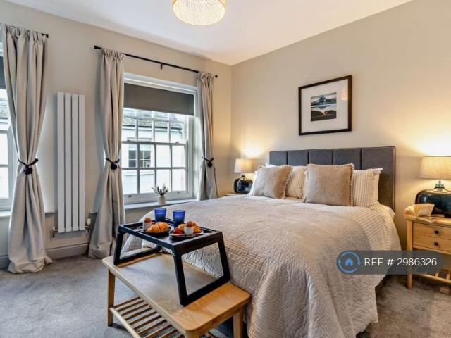 High St, Tenby, SA70 2 bed flat to rent £1,700 pcm £392 pw