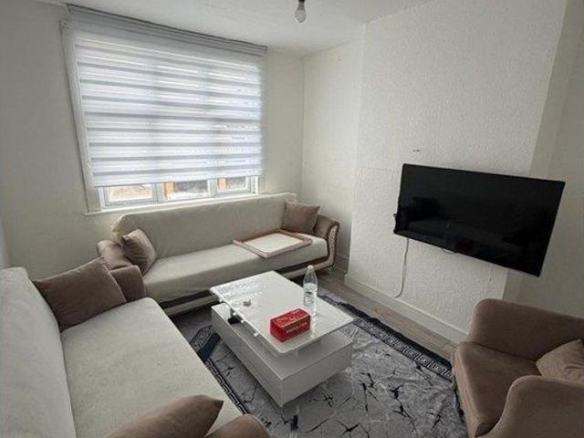 High St, Waltham Cross EN8, 2 bed flat to rent, £1,500 pcm | PrimeLocation