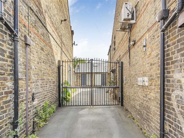 High Street, Teddington KT1, 1 bed flat to rent, £1,695 pcm | PrimeLocation