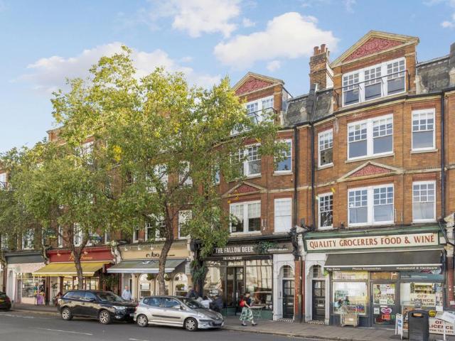 High Street, Teddington TW11 3 bed apartment to rent £2,450 pcm £565 pw
