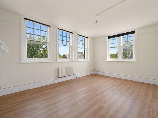 High Street, Teddington TW11, 3 bed flat to rent, £2,700 pcm | PrimeLocation