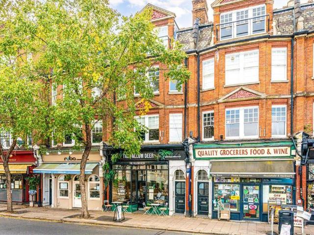 High Street, Teddington TW11 3 bed flat to rent £2,750 pcm £635 pw