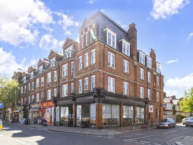 High Street, Teddington TW11 2 bed flat to rent £1,900 pcm £438 pw