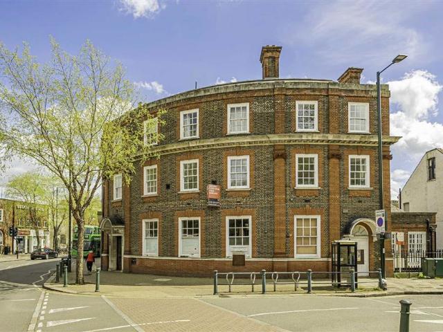 High Street, Teddington TW11 2 bed flat to rent £2,050 pcm £473 pw