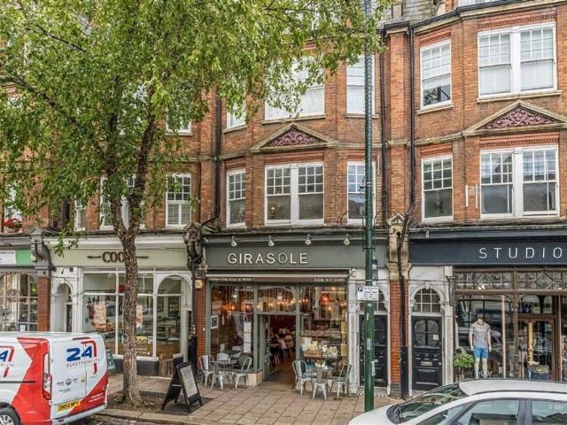 High Street, Teddington TW11 2 bed flat to rent £2,125 pcm £490 pw