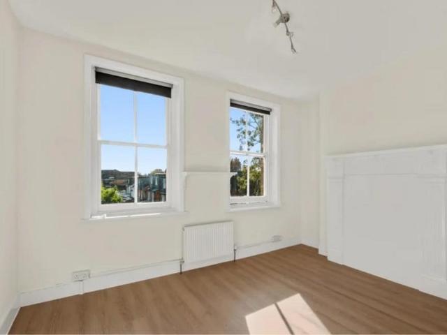 High Street, Teddington 3 bed flat to rent £2,450 pcm £565 pw