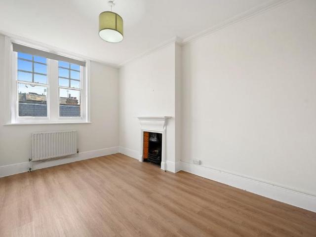 High Street, Teddington 3 bed flat to rent £2,700 pcm £623 pw