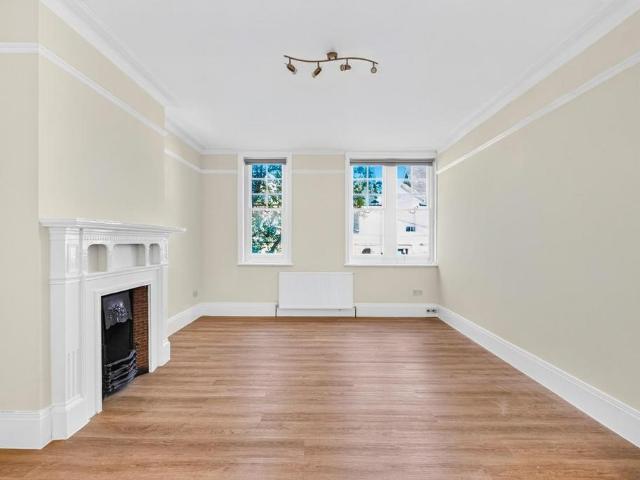 High Street, Teddington 3 bed flat to rent £3,000 pcm £692 pw
