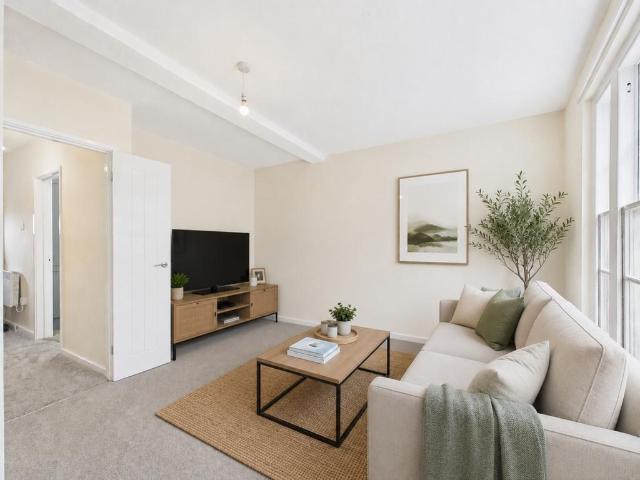 High Street, Tewkesbury. 2 bed flat to rent £925 pcm £213 pw