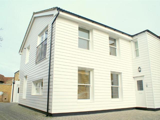 High Street, Thames Ditton KT7 1 bed apartment to rent £1,450 pcm £335 pw