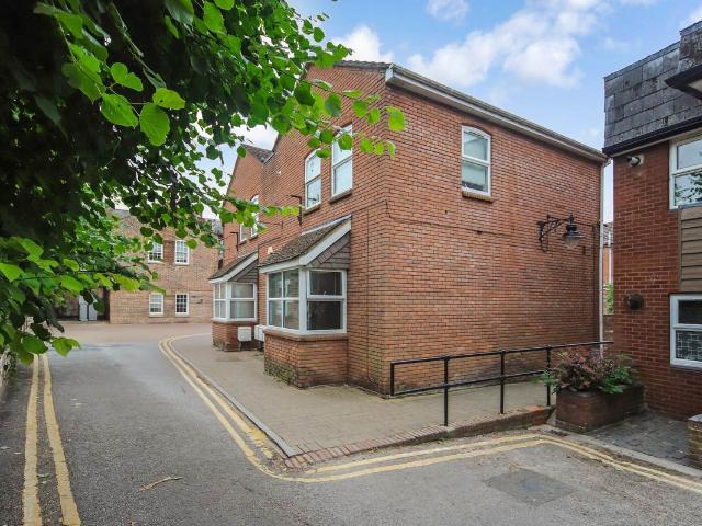 High Street, Tring HP23, 2 bed flat to rent, £1,200 pcm | PrimeLocation