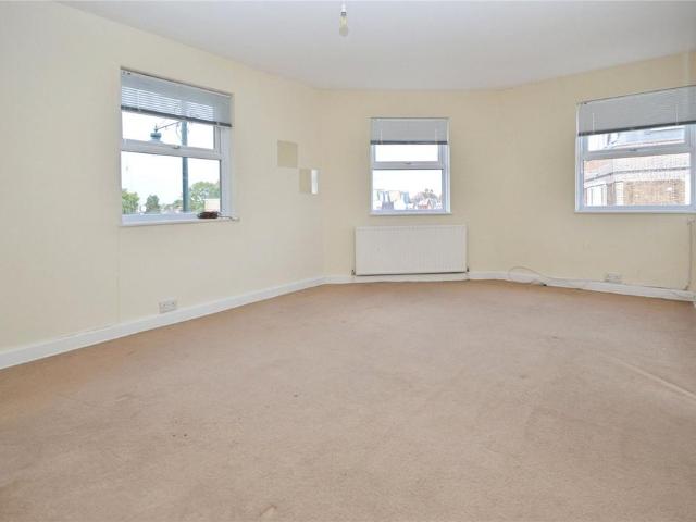 High Street, Twickenham TW2 1 bed flat to rent £1,250 pcm £288 pw