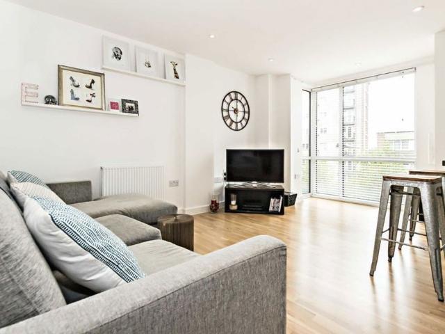 High Street, TW8, London