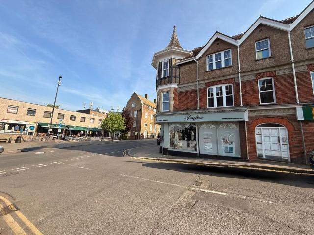 High Street, Uckfield TN22 2 bed flat to rent £1,150 pcm £265 pw