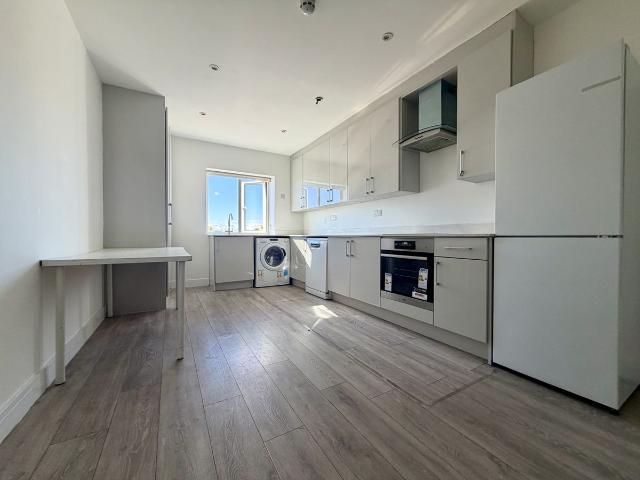 High Street UB7, 3 bed flat to rent, £2,700 pcm | PrimeLocation