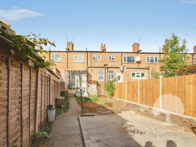 High Street, Uxbridge UB8 3 bed apartment to rent £1,750 pcm £404 pw
