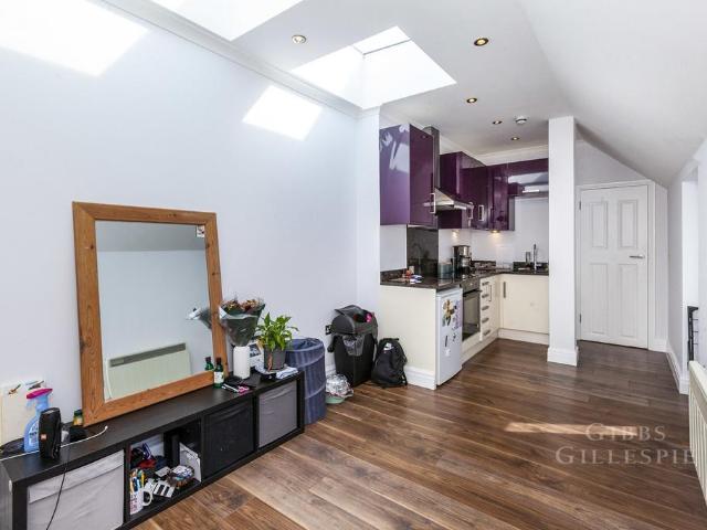High Street, Uxbridge, UB8 1 bed flat to rent £1,300 pcm £300 pw