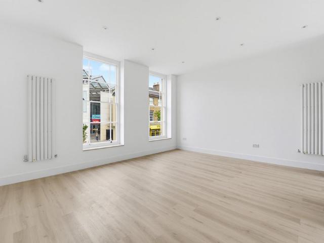 High Street, Uxbridge, UB8 2 bed flat to rent £1,800 pcm £415 pw