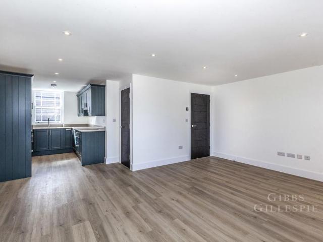 High Street, Uxbridge, UB8 2 bed flat to rent £1,800 pcm £415 pw