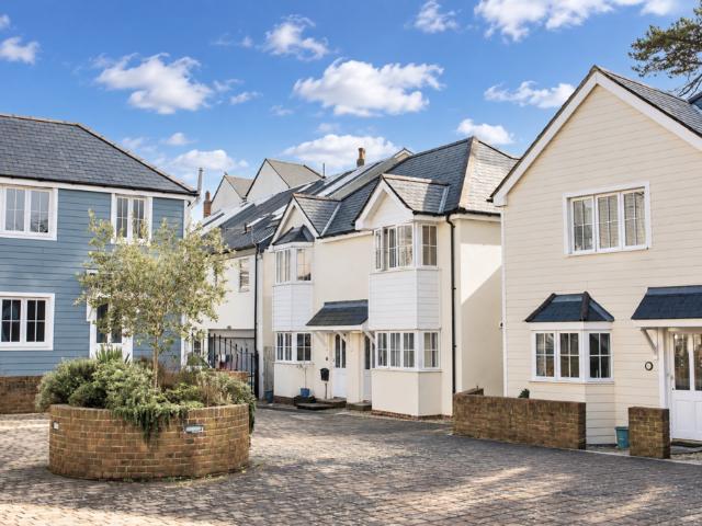 High Street, Ventnor 2 bed house to rent £900 pcm £208 pw