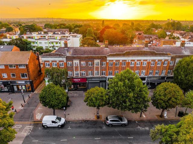 High Street, Wanstead, London 4 bed maisonette to rent £2,400 pcm £554 pw