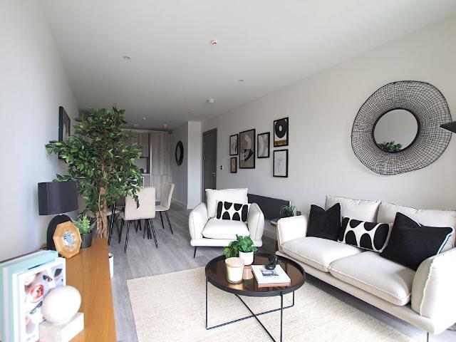 High Street, Waltham Cross EN8, 1 bed flat to rent, £1,650 pcm | PrimeLocation
