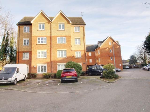 High Street, Waltham Cross EN8, 2 bed flat to rent, £1,500 pcm | PrimeLocation
