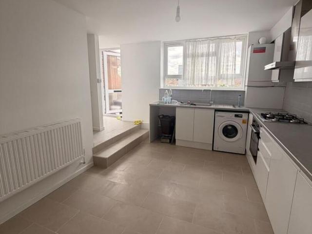 High Street, Waltham Cross EN8, 3 bed flat to rent, £2,600 pcm | PrimeLocation