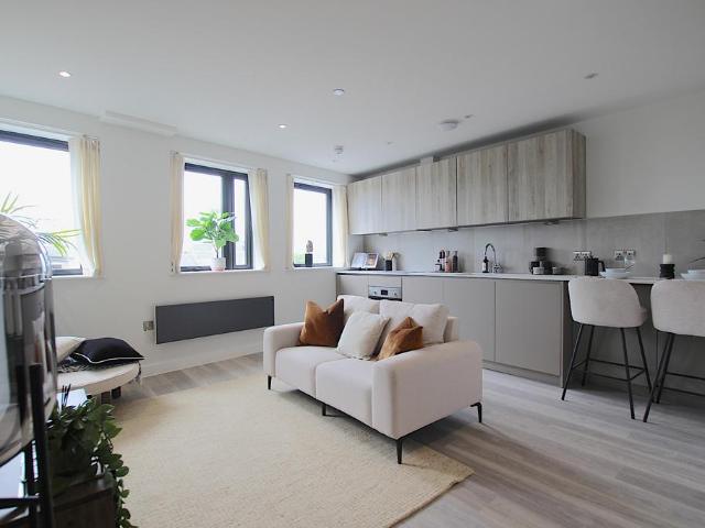 High Street, Waltham Cross EN8 Studio to rent £1,575 pcm £363 pw