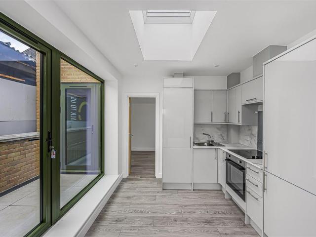 High Street, Walthamstow, E17 2 bed flat to rent £1,775 pcm £410 pw