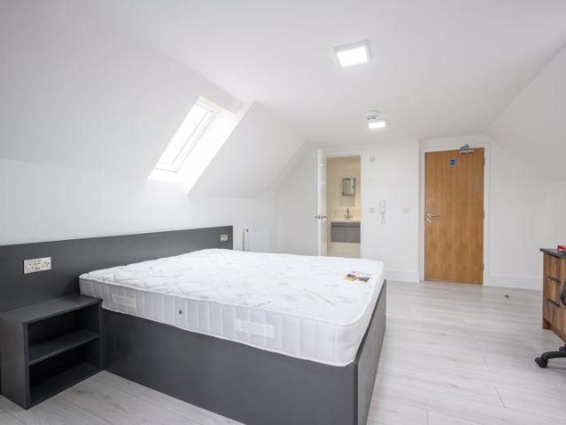 High Street, Walton On Thames 1 bed apartment to rent £1,225 pcm £283 pw
