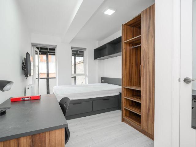 High Street, Walton On Thames 1 bed apartment to rent £895 pcm £207 pw