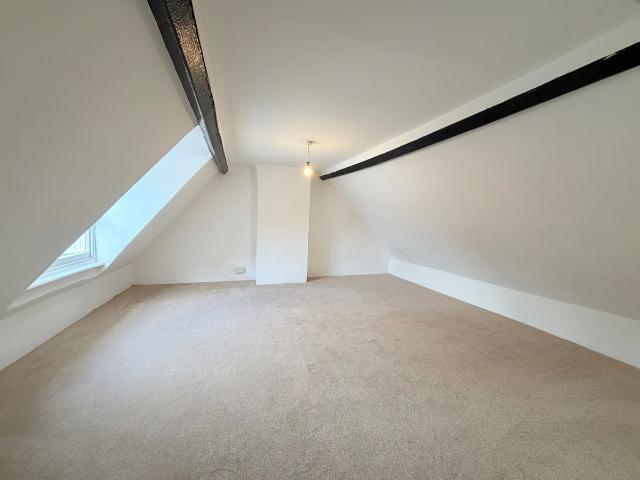 High Street, Wallingford OX10, 3 bed flat to rent, £1,350 pcm | PrimeLocation