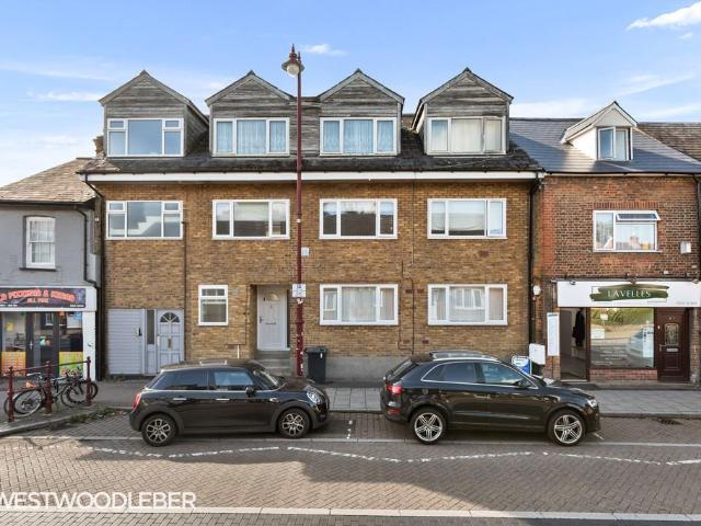 High Street, Ware SG12 3 bed ground floor maisonette to rent £1,695 pcm £391 pw