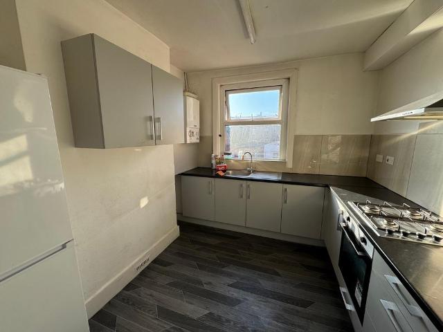 High Street, Wealdstone HA3 3 bed flat to rent £2,100 pcm £485 pw