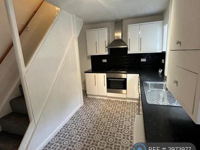 High Street West, Glossop, SK13 2 bed terraced house to rent £850 pcm £196 pw
