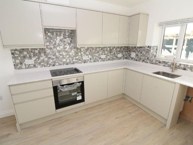 High Street, West Wickham BR4, 2 bed flat to rent, £1,700 pcm | PrimeLocation